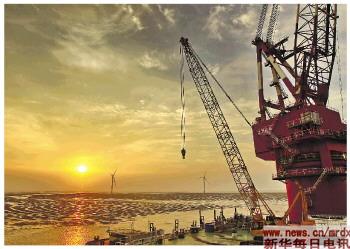 江苏龙源振华海洋工程有限公司施工人员在进行海上风电单管桩沉桩施工