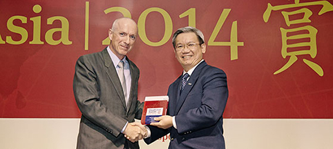 图片说明：DNV GL海事部新加坡与菲律宾地区总经理Sean Hutchings从胜科海事总裁兼CEO Wong Weng Sun手中接过&ldquo;创新大奖&rdquo;。