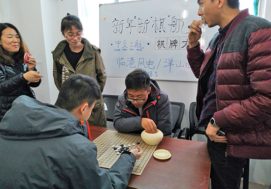 近日，中交三航局洋山四期和临港风电项目部为迎接新年的到来以及两个项目部即将开工的新工程，联合开展了一场别开生面的新年新&ldquo;棋&rdquo;航棋牌大赛，图为选手在进行五子棋比赛